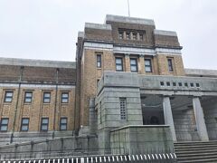主人と待ち合わせして、上野の国立科学博物館へ。
歴史のありそうな建物。