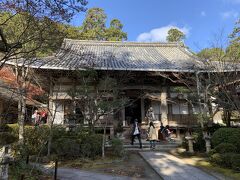 西明寺の本堂です。あまり大きくありません。元々は神護寺の別院として建立されたものだから、こんなものかと。