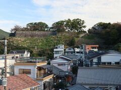 おはようございま～す。
2日目の朝がやってきました。
朝、部屋の窓を開けたら、正面に新宮城跡の石垣が見えました。
さすが「ニューパレス（＝新宮）ホテル」！