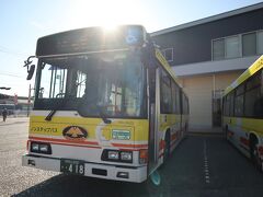 さて、今日も新宮駅前の「熊野御坊南海バスセンター」からバスに乗って出発です。乗り放題パス持ってますからね～
8:40発　熊野本宮大社行き51番で出発進行！