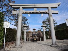 「大齋原」の大きな鳥居と、田んぼを挟んだ向かい側にある小さな神社が「産田社」です。本宮大社から歩いて５分弱といったところでしょうか。