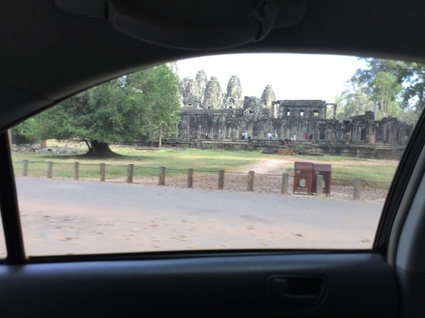 19日　今日は、バンテアイ・スレイ経由でプレア・ヴィヒアに行きます。<br /><br />今日の運転手は、「トーイ」と言います。30代半ば位です。<br />前の日本語ガイド「サンボー」さん程ではありませんが、少し日本語を話します。<br />運転手が、日本語を、片言でも話せるのは、非常に気が楽です。<br />貸し切り1日120＄です。<br />初日、空港からのホテルの迎えが彼で、私的には、非常に「ラッキー」でした。<br /><br />8時前、ホテルを出ます。アンコール・トムの中を通っていきます。<br />トムを出てから、一般道を走りますが、一部未舗装道路の土は、赤いです。<br /><br />4～50分程で、バンテアイ・スレイに着きます。