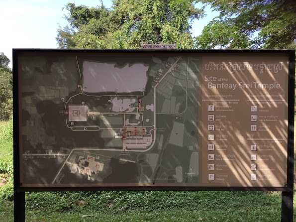 トーイさんの話では、バンテアイ・スレイは、午後から、団体客が多い為、午前が良いらしいです。<br />遺跡が赤いと聞いていましたが、来る途中の道路とか、土の色を見ると、納得です。<br />遺跡の状態は、風化が少なく、断然良いですね。「本当に何百年も経っているの」て感じです。個人的に、★★★★☆<br /><br />9：40頃　「プレアヴィヒア」へ向け出発<br /><br />私的には、プレアヴィヒアの観光情報が、少なかったこともあり、どんなくだらない情報でも欲しいという人の為に書きます。<br />詳しい方は、真剣に見ない方が良いでしょう。