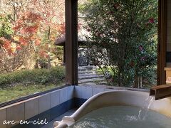 お天気もよいので、内風呂の窓を全開にして、湯浴み。