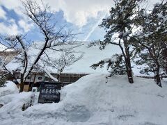 有りがたいことに、郷土館は営業していました。雪掻きしてないから、やってないと思いました。雪に埋もれて分かりにくいですが、白川郷の5階建て合掌造りとしては最大だそうで重要文化財です。