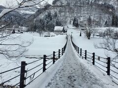 であい橋を渡ります。2003年の土木学会デザイン賞の最優秀賞を受賞しているそうです。

道はツルツルで、景色に見とれていて、身体のバランスを崩して転びました(笑)。