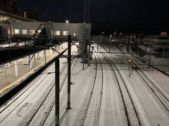 盛岡駅到着６時前で、未だ真っ暗。