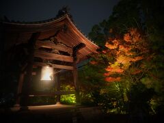 ■鐘楼

やはり、東山エリアは清水寺があるので今も昔も観光客は多いですね。

今年はこんな事情なので京都へ修学旅行で訪れる学校もほとんどなかったようですが、自分が中学生の頃は奈良京都が修学旅行先でした。