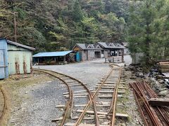 出発地点の荒川登山口まで帰ってきました。ここからバスに乗って帰ります。ようやく終了です。朝6時にここを出発し、縄文杉を見て、帰ってきたのが13時前と、往復7時間のトレッキングでした。相当しんどかったです。
ちなみに、13時前にここに到着しましたが、帰りのバスは15時と2時間待ちぼうけとなりました。急いだ意味は全くありませんでした。
