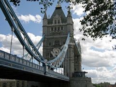 タワーブリッジ傍の桟橋に到着。

「タワーブリッジ」
8年の歳月をかけて1894年完成。高さ65mのゴシック様式のタワーを持つ長さ244m跳ね橋。※ロンドン橋ではないです。