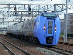 2014.08.14　白石
白石に戻ると臨時「北斗」の通過。特急車両とはいえ運転台ばっかり（笑）のキハらしい編成だ。