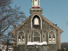 運河周辺を散策した後、駅西側へと歩いて行く。
小樽駅の西側は、かつて映画の撮影が行われた場所で、古い街並みが残っている。
その中で異彩を放っていたのが、富岡教会だ。
昭和4年(1929)に建てられたカトリック様式の教会で、葡萄色の尖塔が特徴的な建築物だった。

※現在、古い建物はほとんど残っていません。