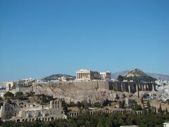 こっちがフィロパポスの丘で絶景ポイント
ギリシャのシンボルであるアクロポリスの丘と
パルテノン神殿の全体が見えます
神殿の角度もちょうど良い

後ろにはリカヴィトスの丘
