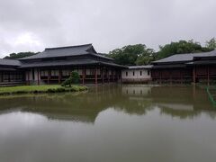 宇佐神宮宝物館の前の初沢池は日本三沢の池だそうです