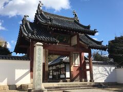１１＜萬福寺　総門＞
ＪＲ桃山駅から３駅。ＪＲ黄檗駅から東へ５分ほど歩くと、変わった造りの門が見えてきました。
これは、中央の屋根が高く、左右の屋根が低い牌楼式（ぱいろう）という中国式の門です。
