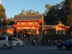 ３７＜祇園四条＞
京阪電車で「宇治駅」から「祇園四条駅」へ。
今日最後の場所は、八坂神社。
朱色の門は、夕日を浴びて一層朱く輝いていました。
