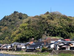 　城下町・勝山。山頂に高田城跡があった。川沿いで交通の要衝だ
