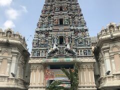 スリマハマリアマン寺院 
ヒンドゥー教 
SriMahaMariammanTemple 

1800 年代建立のクアラルンプール最古のヒンドゥー寺院
壮大な彫刻が施された入口の塔が特徴