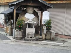 吉田神社を見終わり今出川に出る。その通りを東へ銀閣寺方面に進んでるときに遭遇。街中でなかなかこんな大きい石仏ないから見てほしい。
