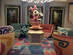 ロビーではミニーがコーヒーカップに乗っている