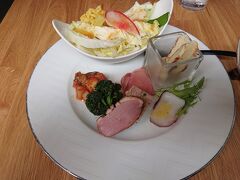 まずはランチ
堺筋本町の「Obelisque(オベリスク)」で一休2500円のコース
ボリュームたっぷりの前菜
