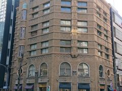 生駒ビルヂング(生駒時計店本社ビル)　1930年竣工
屋上の時計台や振り子を模した出窓が印象的