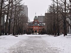 おはようございます。4日目です。

この日は小樽へ行き、札幌へ戻って夜行バスで函館に向かうハードなスケジュールです。

まずは、札幌の二条市場へ朝食を食べに。

北海道庁旧本庁舎の横を通りました。
白い雪に赤れんがが映えて綺麗です。