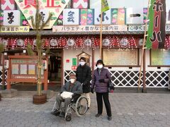 食後の散歩（じーじは、ホテルで車いすを借りました）