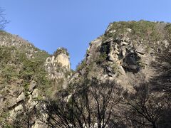 この夢の松島からは、渓谷の目玉の一つ「覚円峰」が見えます。左側の岩峰が特徴的です。昔、僧侶の「覚円」がこの岩山の上で修行したことから、その名前がついているそうです。これを見ると、あそこで修行したいと思うのは、わかる気がします。
