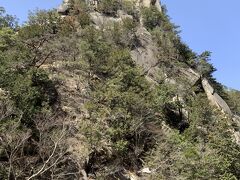石門を越えて、夢の松島という開けた場所まで戻ってきました。
写真は、先ほど見た、僧侶が修行したという峰「覚円峰」。やっぱりすごいです。特に松の緑がいい感じですよね。
