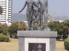 その昔、神戸から海外移住の為に旅立つ移民家族を
モチーフとした『希望の船出』像