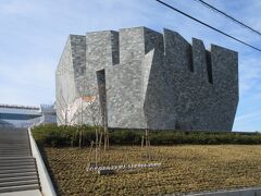 右側には「ところざわサクラタウン」の中心、巨大な石の建築物「武蔵野ミュージアム by隈研吾
くま様、どこにでも出没して、すごいなあ。

