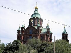 ウスペンスキー寺院。

ヘルシンキ大聖堂からほどない沿岸の丘にそびえ立つもう一つのランドマークが、北欧最大のロシア正教の教会、ウスペンスキー寺院。
黄金の玉ねぎ屋根が乗ったレンガ造りの教会内部は、シンプルなヘルシンキ大聖堂とは対照的な装飾的できらびやかな空間が広がり、圧巻です。