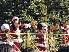 クリスマスコスチュームのグリーティングパレード
トゥーンパークで遠くからミッキーに手を振りました。
パレードの通過する時は密にならないように遠くからがいいね。