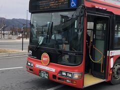 大船渡駅バス停からBRT乗車。まもなく専用道に入る。