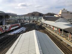 13:46に宮古駅に到着。駅の南側にある市役所と自由通路がかかっている。