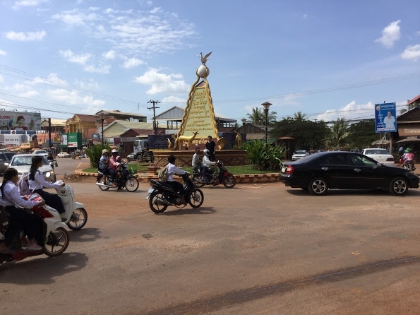 11：00頃、アンロンベンのロータリー着、トイレ、ガソリン給油タイム。<br />ロータリーを、真っ直ぐ北方向に行くと、タイとの国境「サンガム国境？」に行きます。途中、ポルポトの墓があるらしい。<br />見たい気もしますが、運転手のトーイさんの事を考えると、言いずらいので、パス。<br />レンタカーだったら行ってたかも？<br /><br />東方向に右折して、プレア・ヴィヒアに向かう。