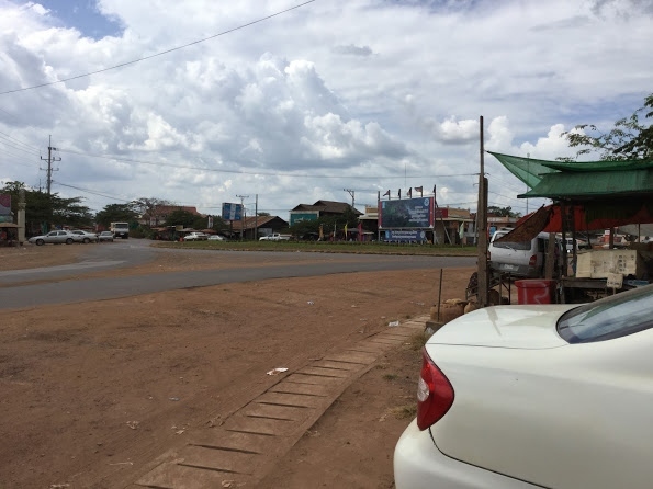 スラアム？と言う村の食堂で昼飯。<br />写真上対面の左側の道路がアンベンロン方向。右が、プレア・ヴィヒアチケット売り場に向かう道路。<br /><br />トーイさんは、昼飯を食べると、「ちょっと、昼寝」と言って、食堂に吊ってあるハンモックで休憩。<br />こういうシーンは、テレビ以外、初めてだったので、「お～お！東南アジア！」と、ちょっと感激？？。<br />後日、ラッキモールで、ハンモック売っていたので、衝動買いしてしまいました。<br />もっとも、安かった（1000円しなかったと思います）事もありました。<br />帰ってから、一度だけ使いました。あまりリラックスできませんでした。<br />いつか、キャンプでもしたら、また、挑戦しようと思って、どっかに保管してます。（まあ、もうキャンプ無いでしょうけど）<br /><br />13：10頃、食堂出発。