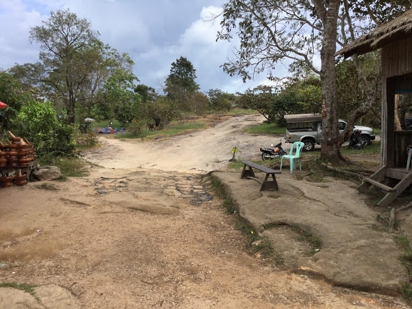今回一番の目的である、タイ側国境を、見たいので、①の参道を目指して左側の小道を行く。看板の赤の矢印線は、右の小道。左側の小道、ちょとだけ、お薦めです。<br /><br />上記写真の、この手前辺りに、遺跡の案内看板が有ったような気がします。