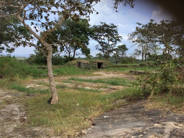 途中、塹壕？やバラック小屋等あります。