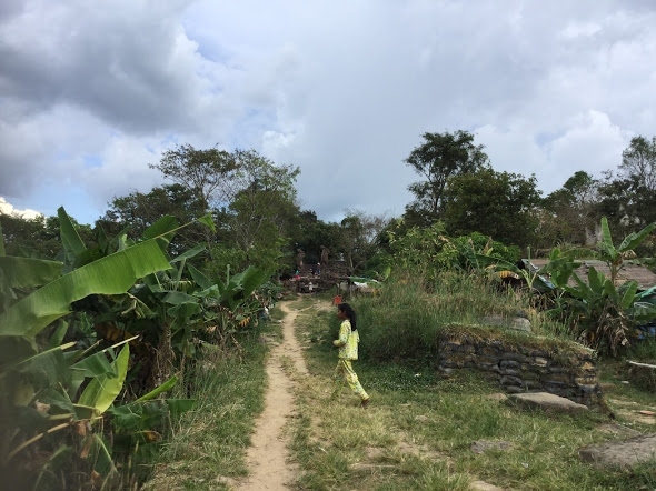 人が住んでいるのか、屋台に仕事にきているのか、地元？の女性や子供がいます。<br />掘っ立て小屋の前を通り②の辺りに到着。<br />危険地帯なのか、平和なのか、貧乏なのか？？事前の情報とは全然違い、思ったより平和で賑やか？