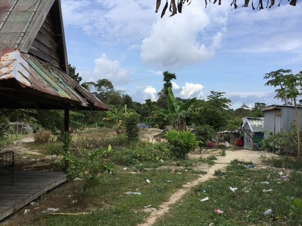 階段入り口に向かって、左方向の休憩小屋？住居？それとも監視小屋？<br />音楽が聞こえ、賑やかそうなので、気楽にタイ側に向かって行って見る。<br /><br />目があったら、何人かに、一斉に何か言われたので、ひきかえします。<br />住民かしら？それとも私服の軍人？。<br /><br />タイ側の国境警備と比べ、随分、ゆるゆるです。<br />もっとも、タイ側もそれほど、緊張感ありませんでしたけど。<br /><br />ちなみに、カンボジアの軍服を着た軍人さん、1人も見かけなかった気がします。