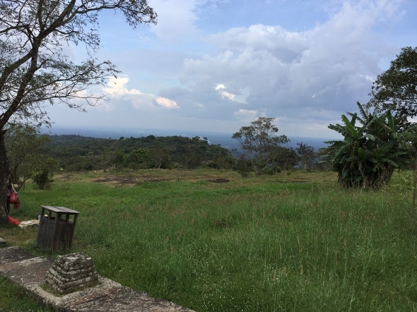 ②と③の真ん中の辺りから、再度、タイ側の監視棟を見る。<br /><br />16年タイ側の監視棟から見たときの思いが甦ります。<br />あそこからの景色は、こうなっていたんだなあ！と、ちょとだけ感激。<br />国境閉鎖になっていなかったら、この辺に2度来ることは、なかったので、ある意味、こういう感動は、なかったかもしれません。