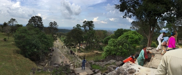 ③辺から②をみる。この参道、結構長いけど、歩いていると、結構気持ちいいです。<br />遺跡のすごさは、よくわかりませんが、参道の、こういう雰囲気は好きです。<br /><br />遺跡の写真は、他の人のブログを見た方が、参考になると思うので、省きます。<br />遺跡観光には、それ程執着ありませんので、流れに任せて、見ていきます。