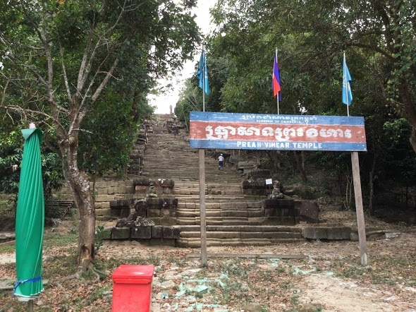 タイ側の参拝用の階段上り口から、遺跡方向を見る。<br /><br />2008年以前は、観光客は、こちらから、観光したんでしょうね。<br />この広場の辺りにたくさんの屋台が有ったのかも？と思うと、国境の遺跡の領有権問題、難しいなあと思いました。<br />2016年に行ったタイ側の駐車場からは、徒歩10～20分？？位。「2つの塔」からは、5～10分？で、来れたのでは、ないでしょうか。<br /><br />国際裁判所で、カンボジア領と決めたようですが、返還時、適当？に国境線を決めたフランス？も罪な事をしましたね。<br />カンボジアの観光収入源として考えると、私が生きている間は、タイ側からこの階段を登る事は、ないような気がします。