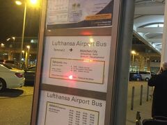 入国審査、荷物も無事受け取り、ミュンヘン駅までのバス乗り場へ。ルフトハンザ航空から出ている「ルフトハンザエクスプレス」を利用。
