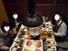 二月生まれの三人と料理がセットされたテーブル