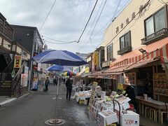 店先に出ている海産物を眺めながら下調べででかけた店は・・・