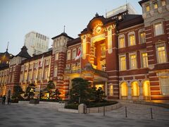 薄暗くなってきたので、イルミネーションを見るためにホテルの外に出てきました。
東京駅の駅舎もライトアップされています。