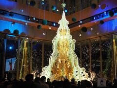 丸ビルの１階のクリスマスツリーです。時間ごとに音楽にあわせたショーが行われていました。